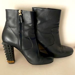 Fendi leather black ankle boot size 40